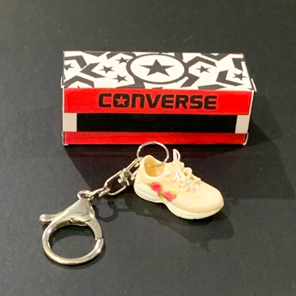 Mini Fashion - Rose Sneaker Keychain - Picture 1 of 2
